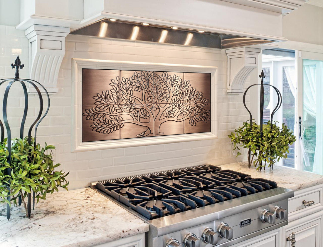 Drzewo Życia - zestaw 8 ręcznie wykonanych płytek miedzianych jako luksusowy backsplash nad kuchenką w jasnej kuchni (Copper and Craft)