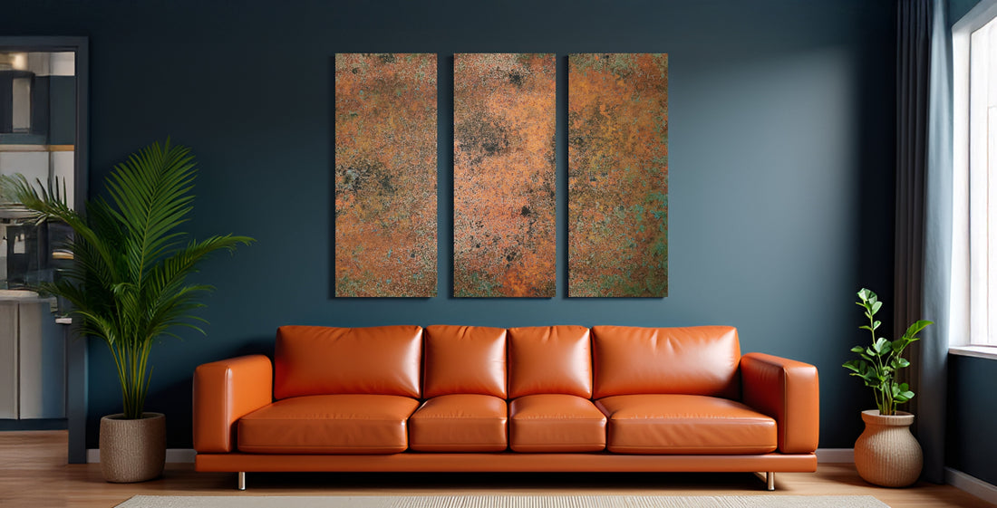 Dreiteiliges Kupfer Wandbild Mystic Copper Nebula über orangem Sofa im modernen Wohnzimmer