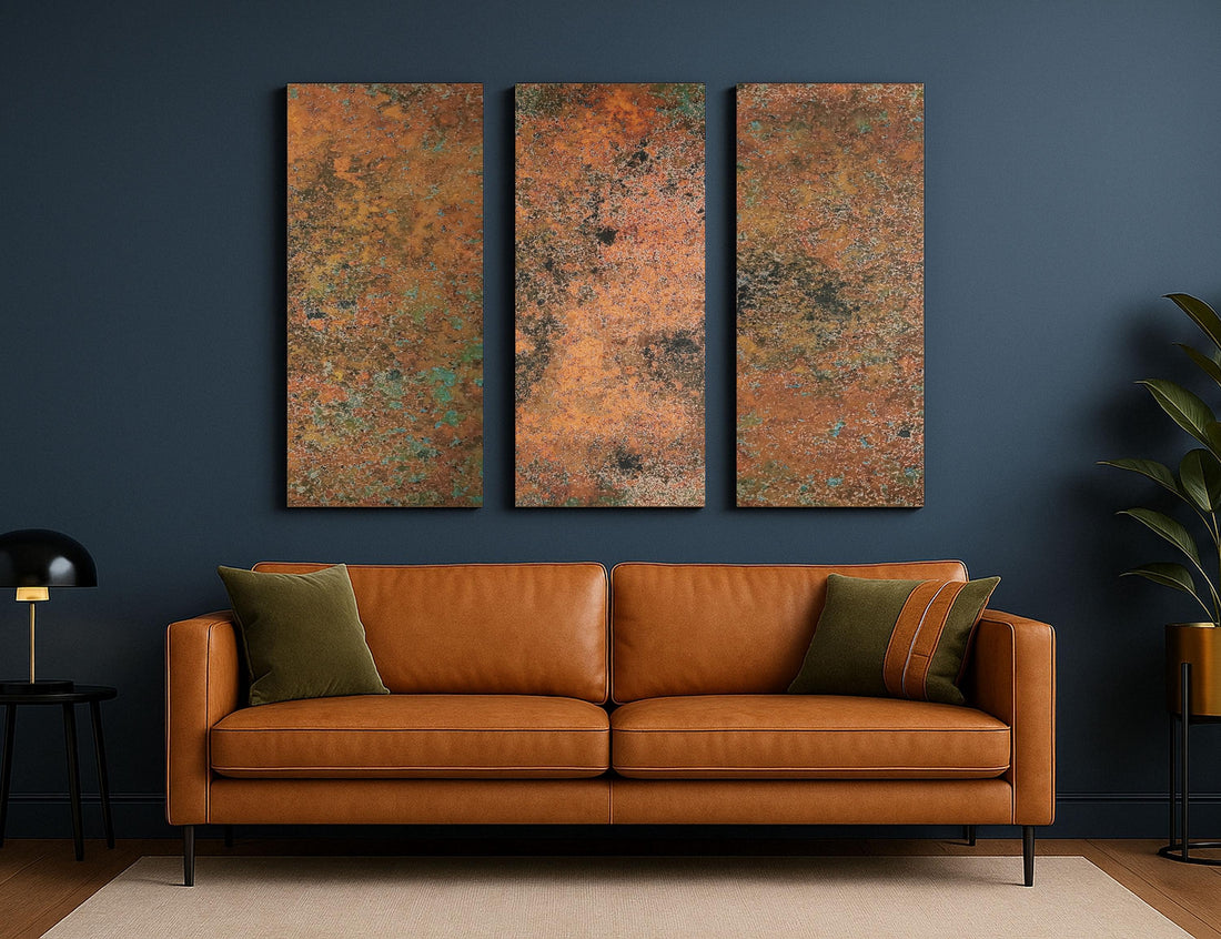 Handpatiniertes Kupfer-Triptychon als Wanddeko über einem Sofa im modernen Wohnzimmer