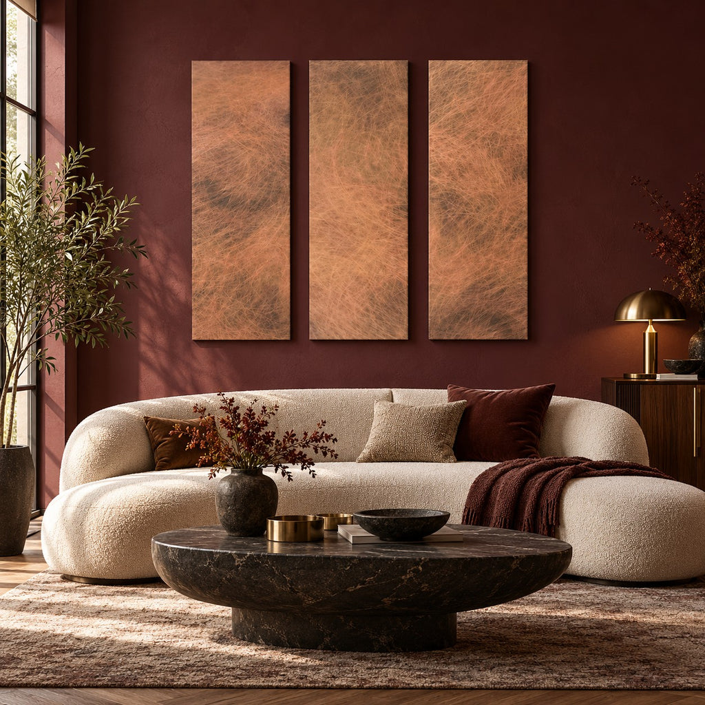 Copper Storm Patina – 3 pionowe miedziane panele na bordowej ścianie nad kremową sofą bouclé