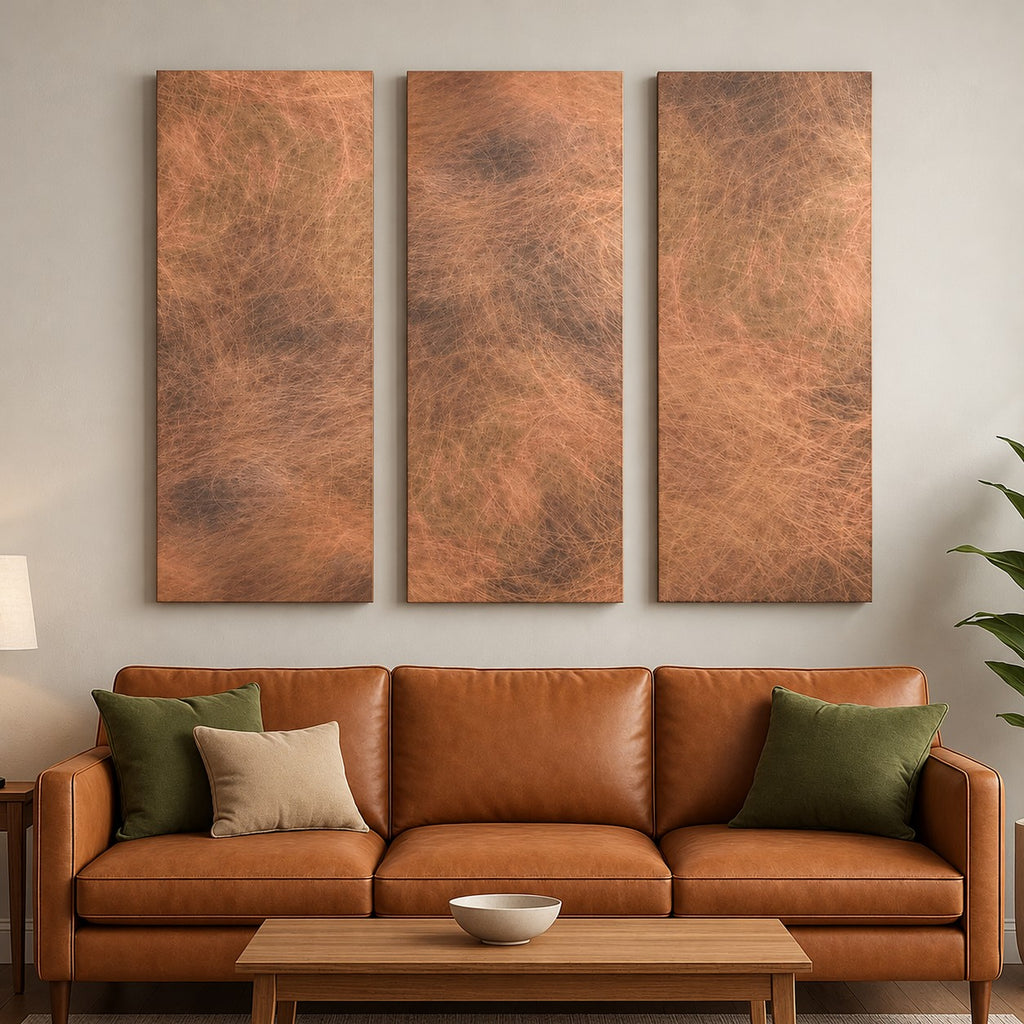 Zestaw 3 paneli Copper Storm Patina nad brązową sofą z zielonymi poduszkami w jasnym salonie