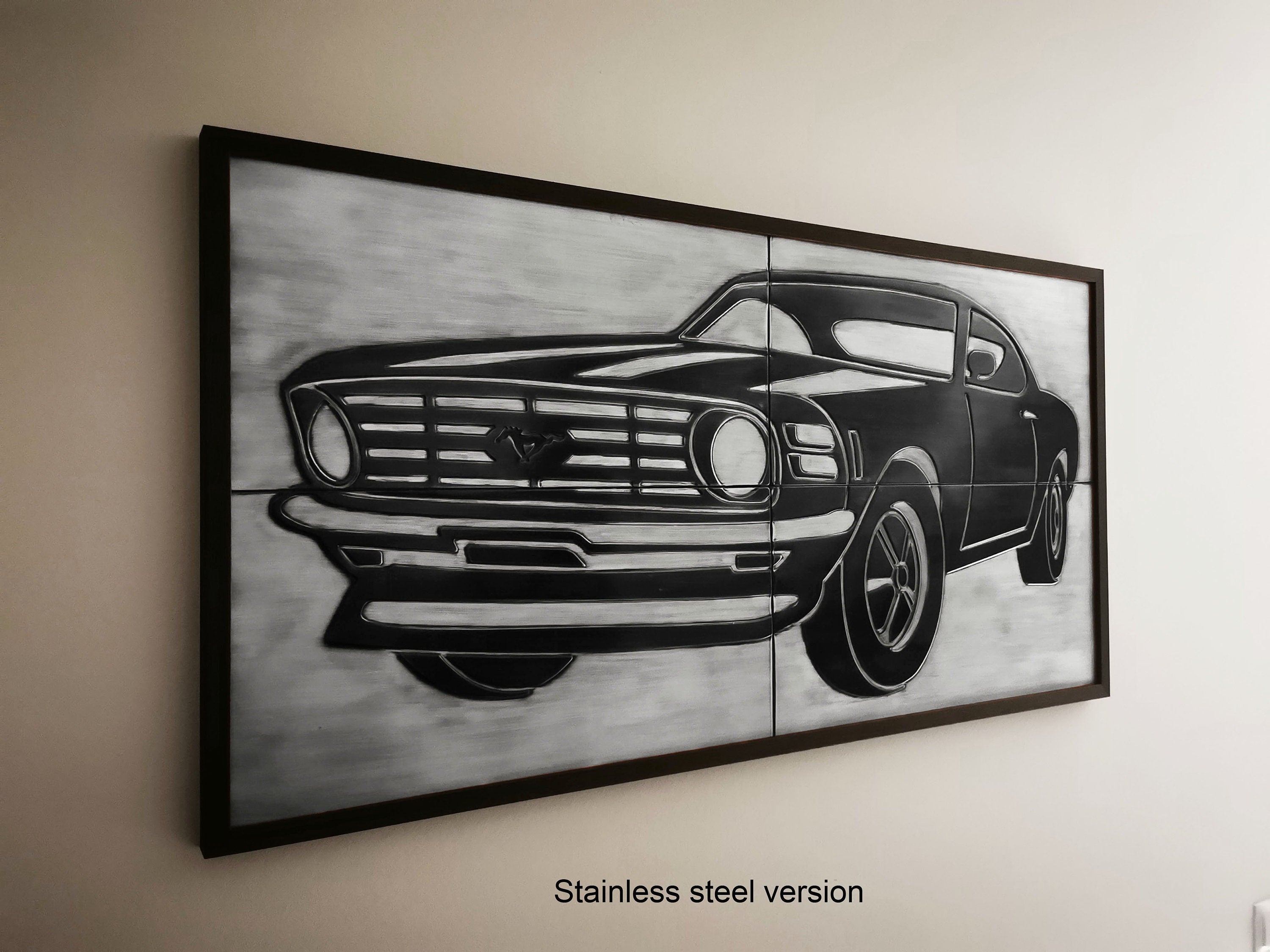 Nowoczesny industrialny obraz z metalu przedstawiający kultowe auto Ford Mustang, wersja z miedzi, mosiądzu lub stali.
