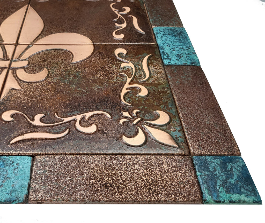Fleur de Lis – Kafle artystyczne z metalu – detal ręcznego wykonania z litego metalu