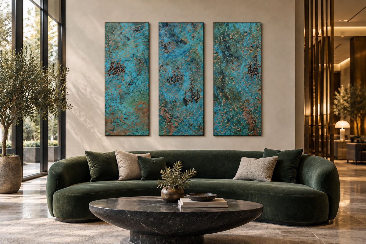 Tryptyk miedziany Oceanic Copper Pulse – 3 pionowe panele z turkusową patyną w lobby hotelowym nad zaokrągloną zieloną welurową sofą, marmurowy stolik i drzewko oliwne