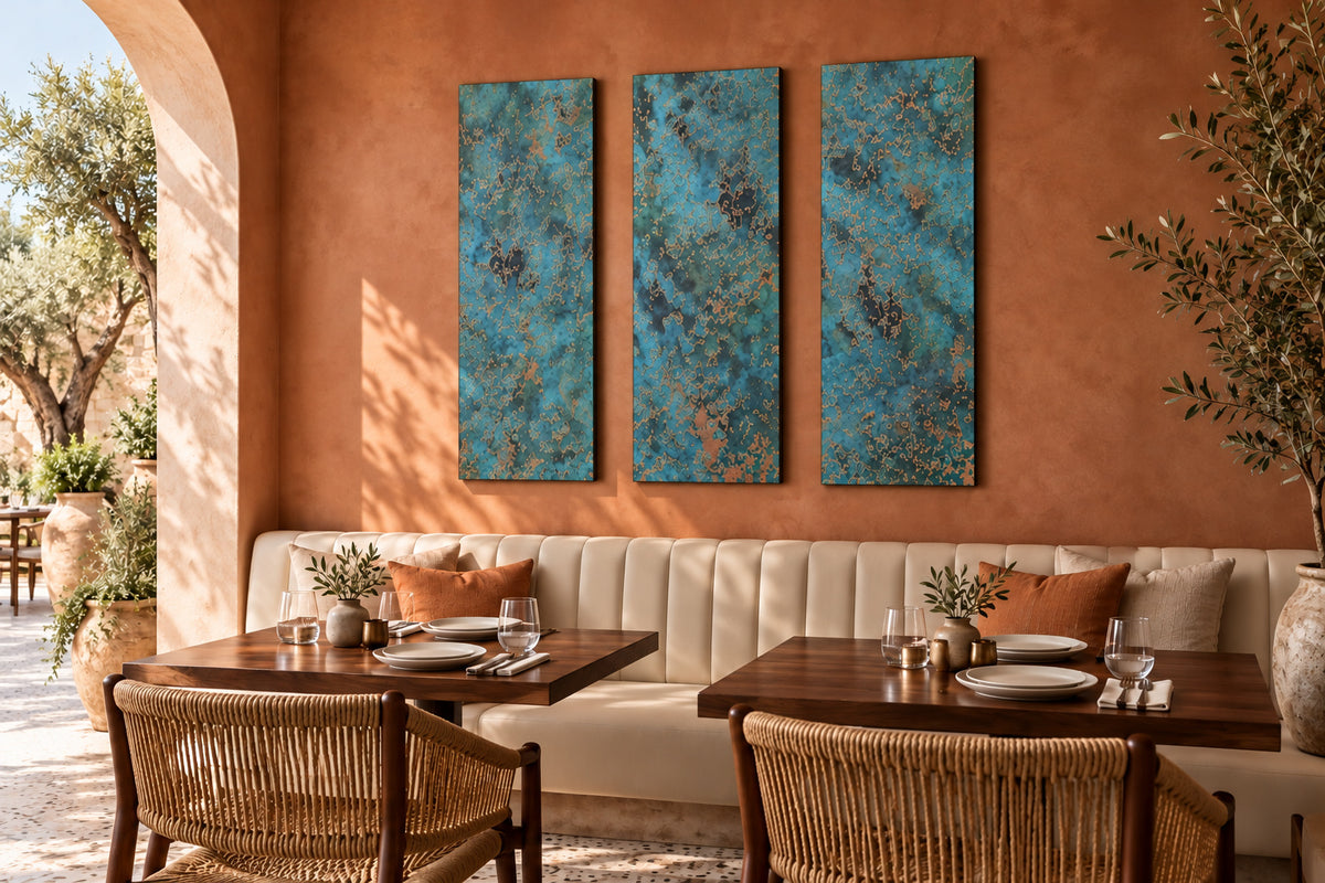 Tryptyk miedziany Oceanic Copper Pulse na terakotowej ścianie śródziemnomorskiej restauracji z tarasem, nad kremową ławą, drewnianymi stołami i rattanowymi krzesłami