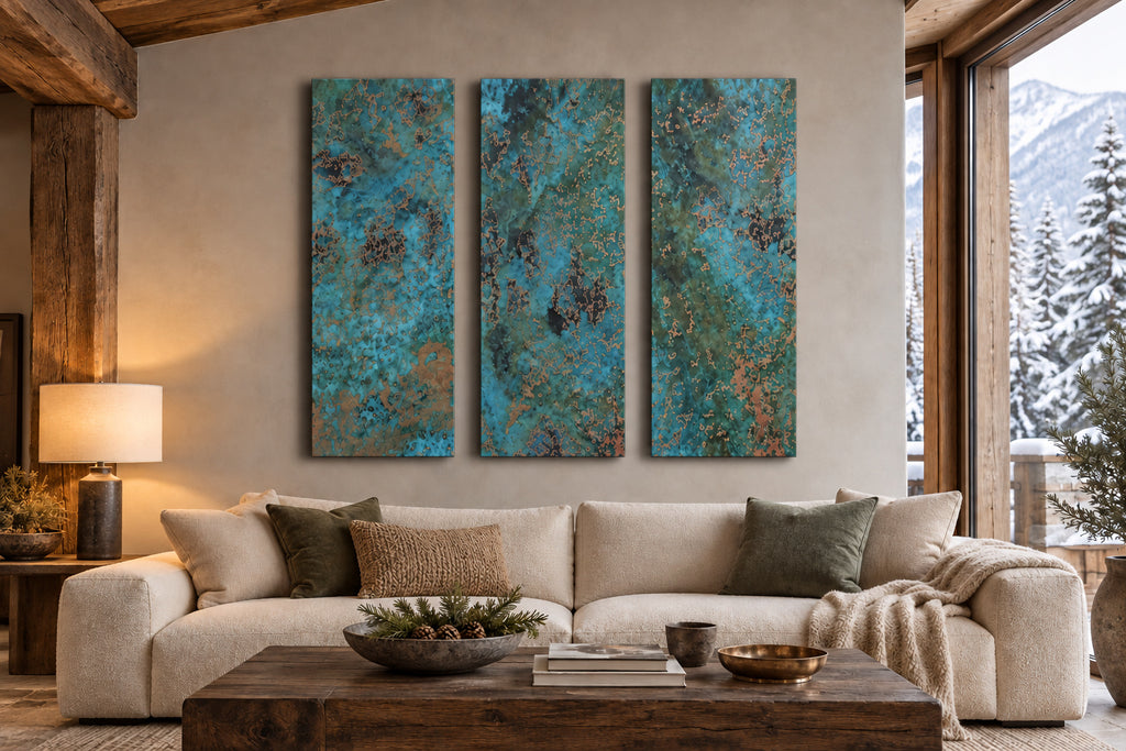 Obraz z miedzi Oceanic Copper Pulse – 3 pionowe panele w salonie górskiego domku nad kremową sofą, drewniane belki i widok na ośnieżone góry