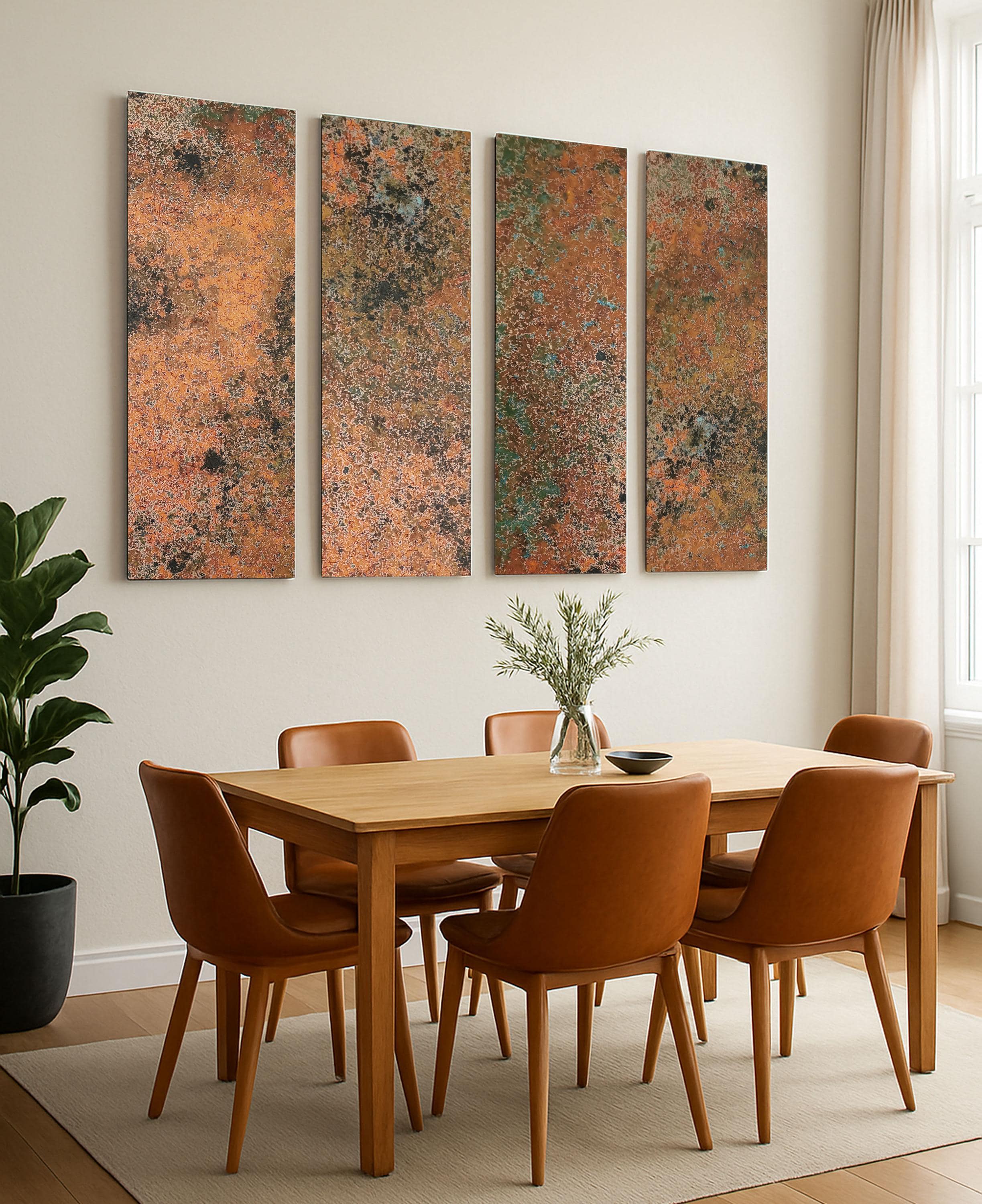 Cztery pionowe panele z miedzi Mystic Copper Nebula w nowoczesnym salonie