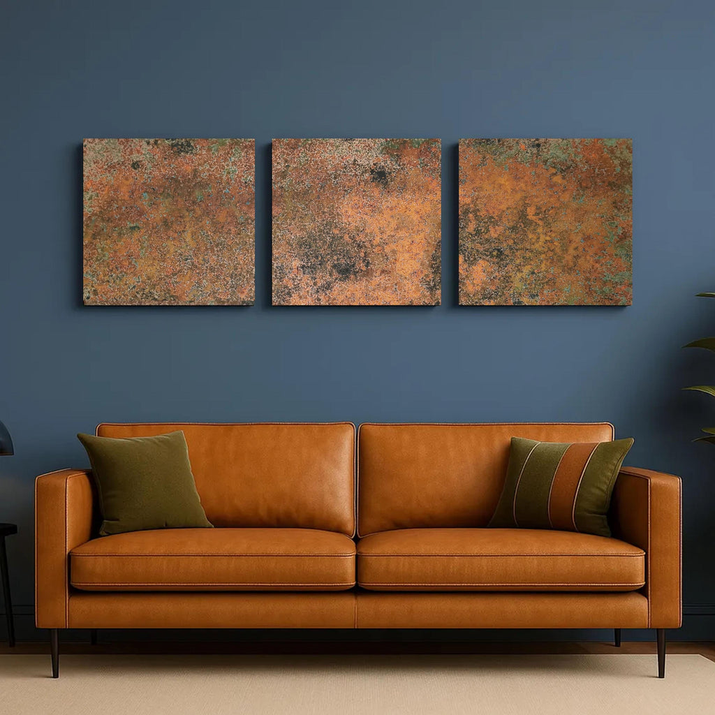 Miedziany obraz ścienny 3 panele z patyną Mystic Copper Nebula w salonie
