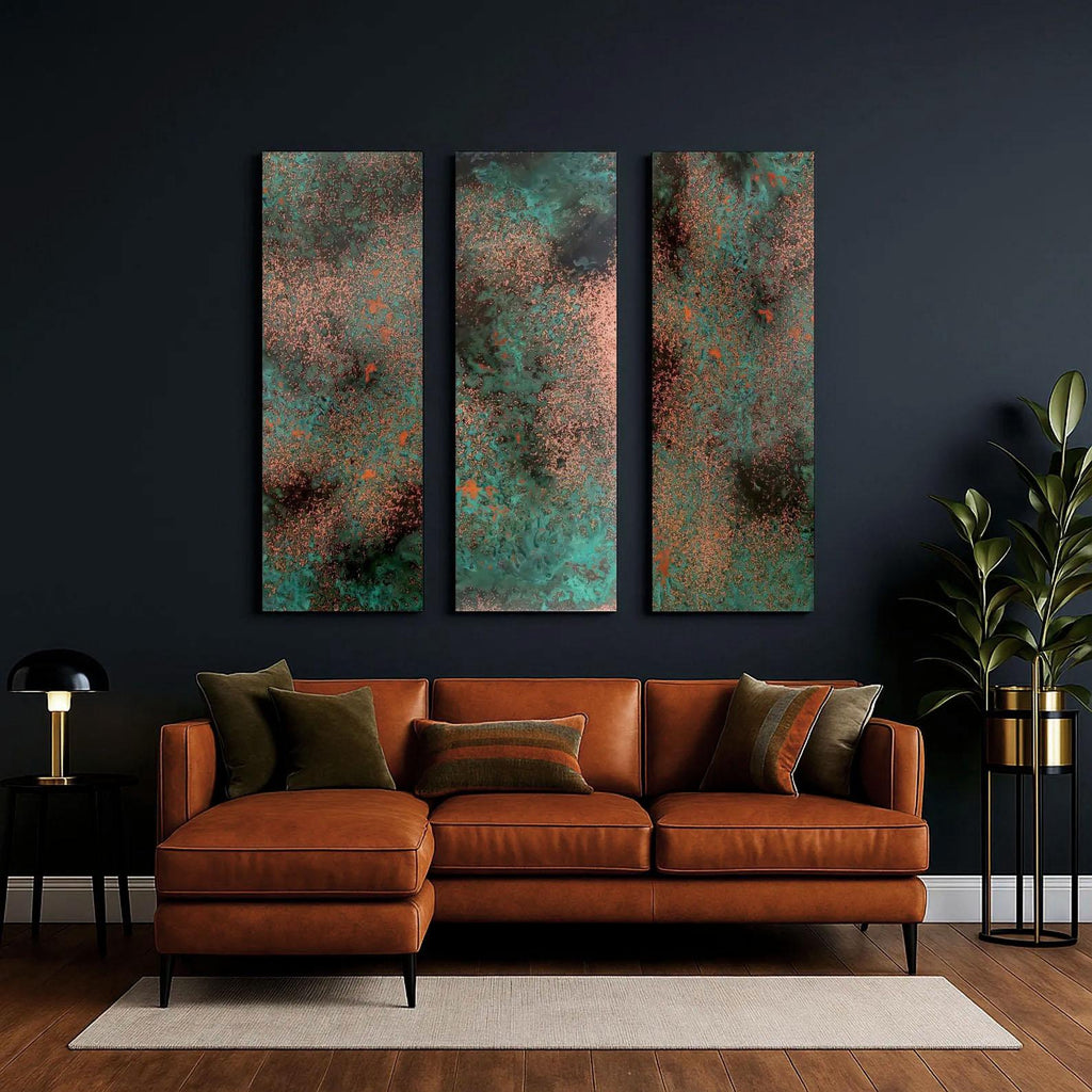 Obraz ścienny z prawdziwej miedzi Obsidian Copper Mist nad skórzaną sofą