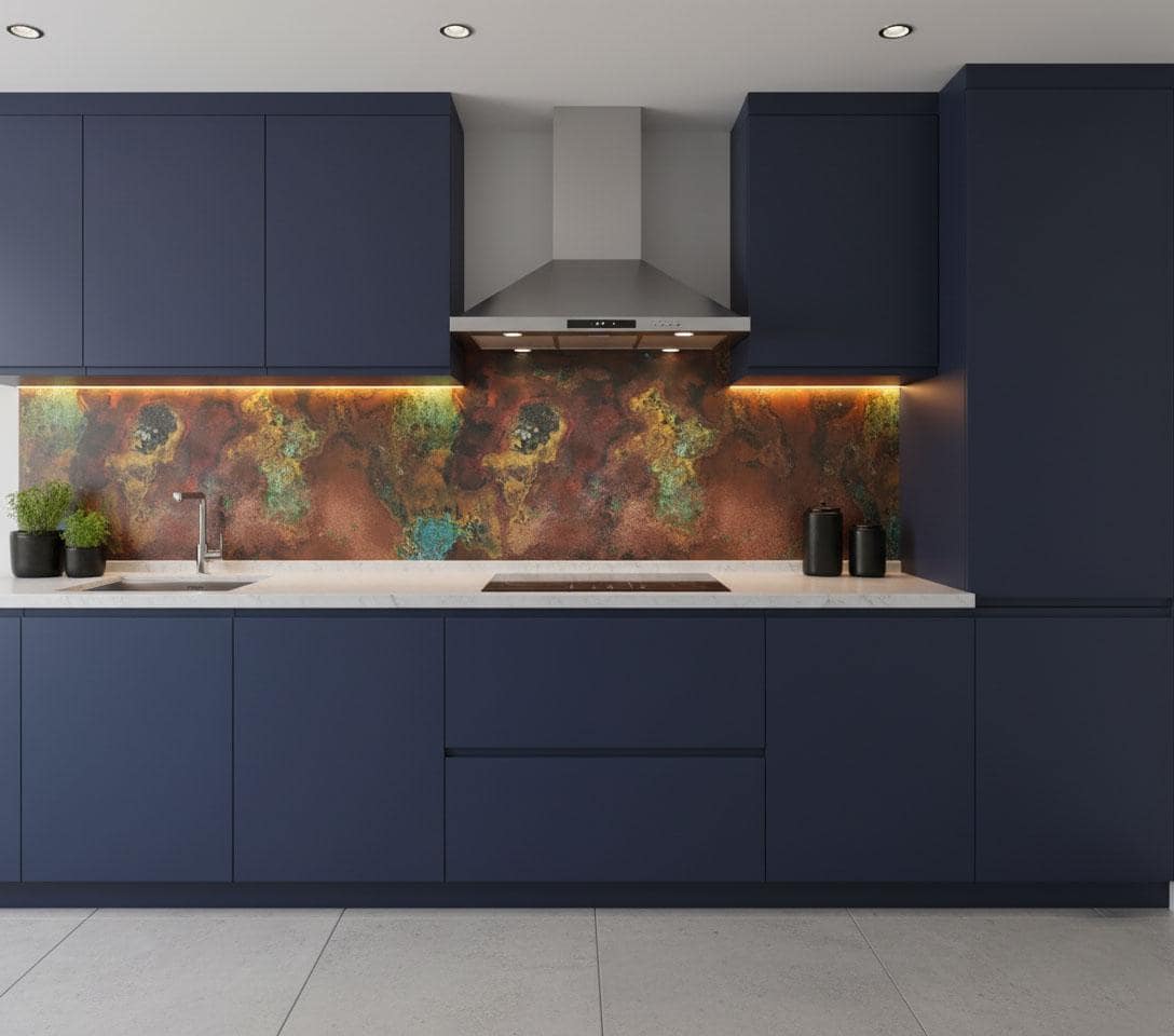 Panel ścienny z miedzi Savage Copper Bloom w nowoczesnej niebieskiej kuchni