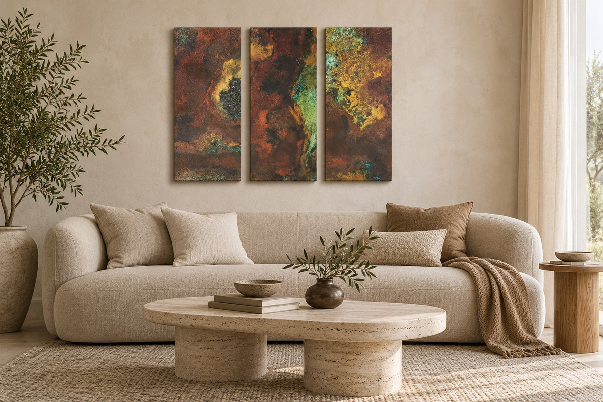 Savage Copper Bloom – 3 panele nad beżową sofą w minimalistycznym salonie
