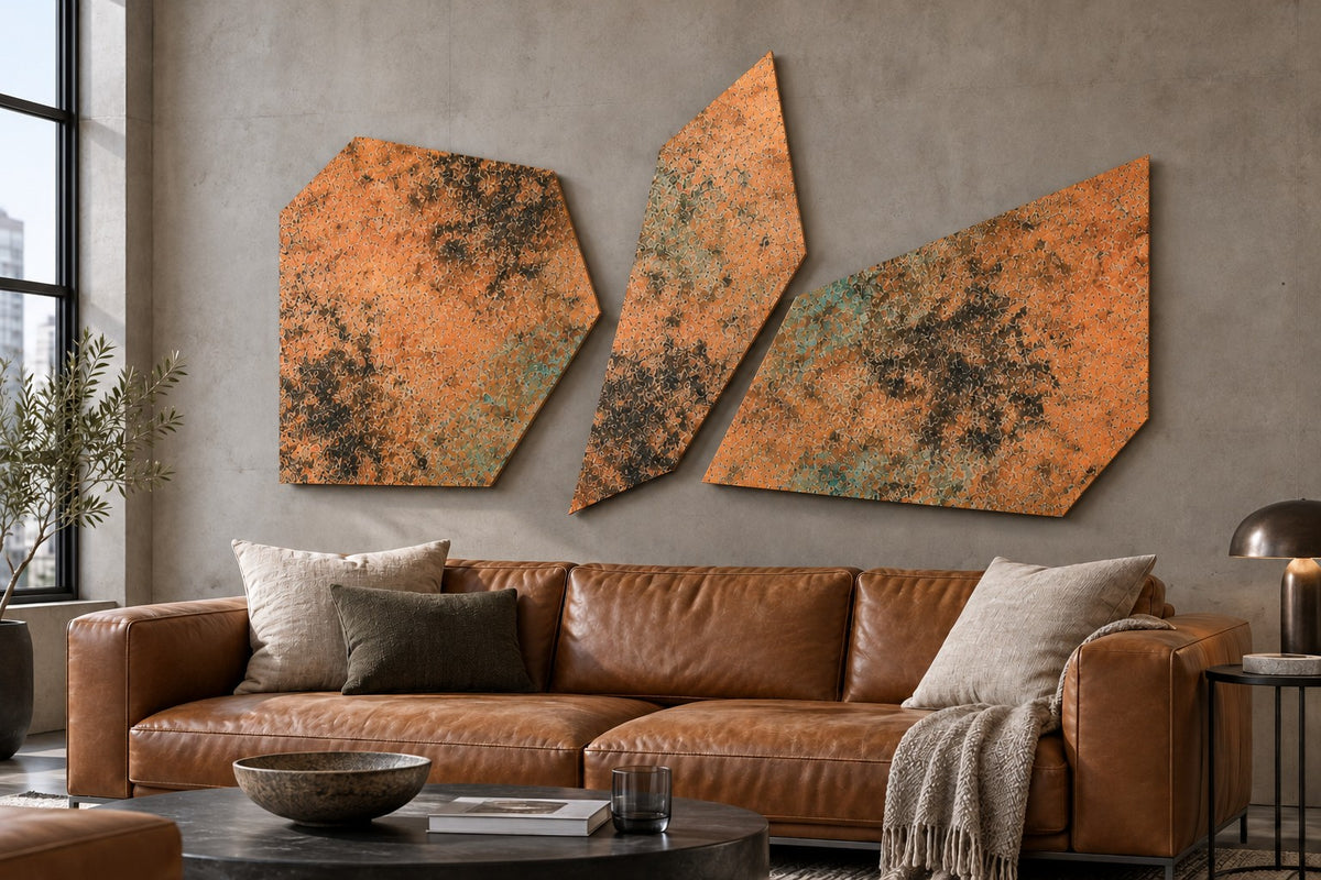 Copper Fragments Mystic Copper Nebula – 3 panele z miedzi nad skórzaną sofą w salonie, wizualizacja aranżacji