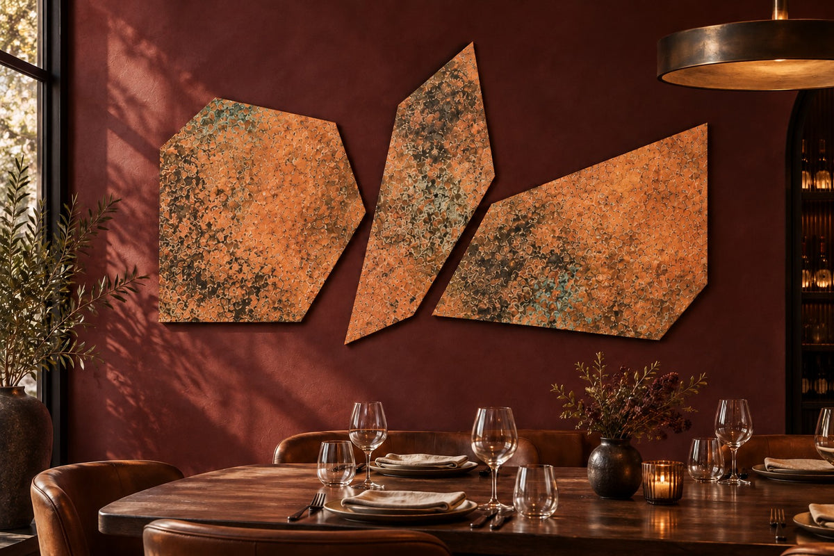 Copper Fragments Mystic Copper Nebula – 3 panele z miedzi na bordowej ścianie w restauracji, wizualizacja aranżacji