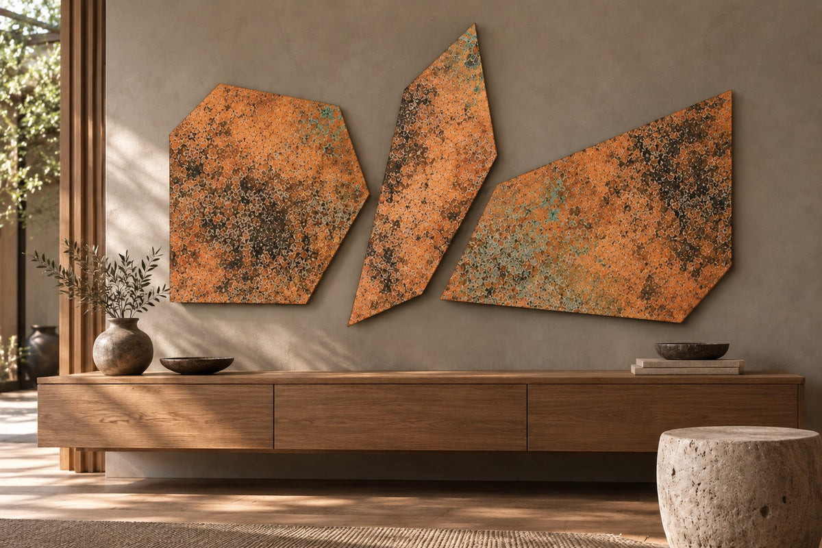 Copper Fragments Mystic Copper Nebula – 3 panele z miedzi nad drewnianą komodą, wizualizacja aranżacji