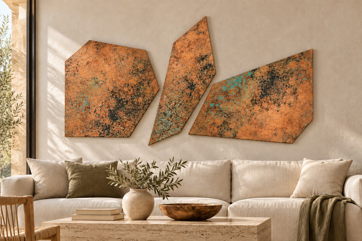 Copper Fragments Mystic Copper Nebula – 3 panele z miedzi nad sofą w jasnym salonie, wizualizacja aranżacji