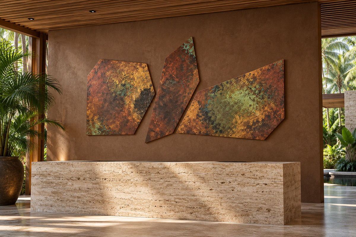 Copper Fragments Savage Copper Bloom – 3 panele z miedzi nad trawertynową recepcją w lobby hotelowym, wizualizacja aranżacji