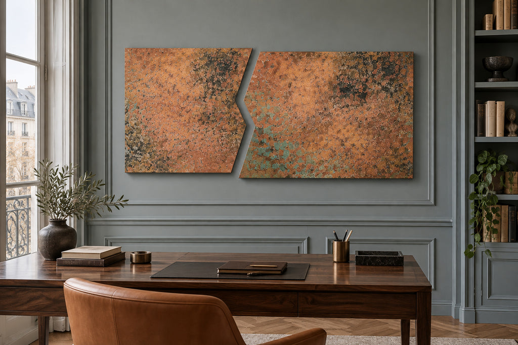 Copper Rift Mystic Copper Nebula – 2 panele z miedzi na szarozielonej ścianie ze sztukaterią nad orzechowym biurkiem w paryskim gabinecie, wizualizacja aranżacji
