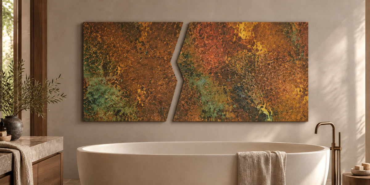 Copper Rift Savage Copper Bloom – obraz z prawdziwej miedzi nad wolnostojącą wanną w jasnej łazience, wizualizacja aranżacji