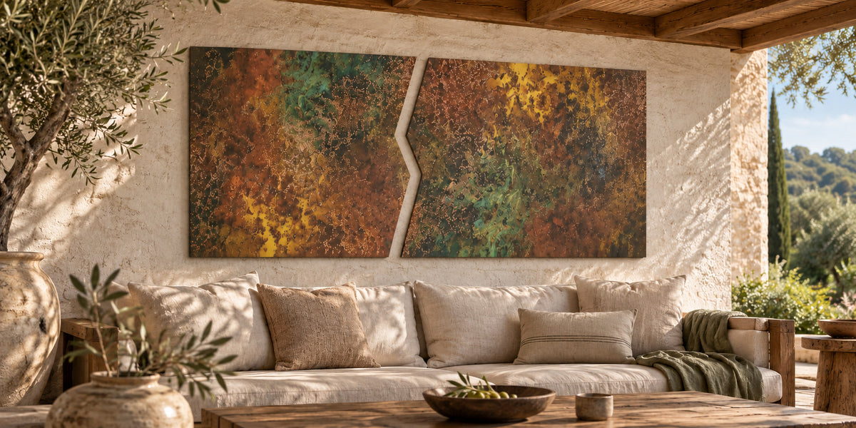 Copper Rift Savage Copper Bloom – obraz z miedzi na ścianie zadaszonego śródziemnomorskiego patio nad sofą ogrodową z poduszkami, wizualizacja zewnętrzna